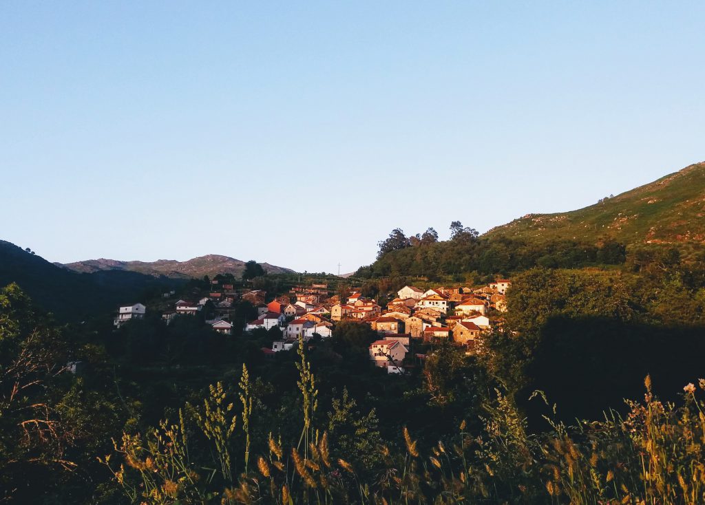 Lourido ao longe ao Pôr do Sol